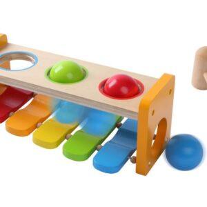 Bunte Kinder-Musikbank mit Hammer und Bällen für Musikspiel.