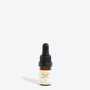Ätherisches Zimtöl in dunkler Flasche mit Pipette, für Wellness und Aromatherapie.