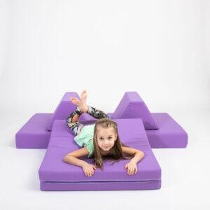 Kinder spielt auf lila Aktivitäts-Spielmatratzen-Set.