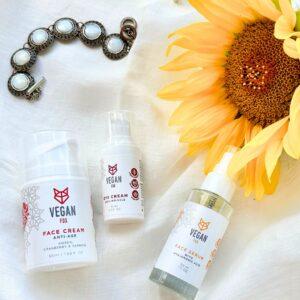 Vegane Anti-Age-Gesichtspflege mit Serum und Creme.