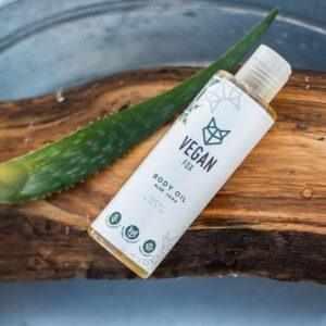 Vegan Aloe Vera Körperöl auf Holz mit Aloe Vera Blatt.