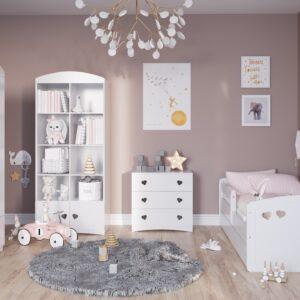Helles Kinderzimmer mit Kommode Julia, Spielzeug und Dekorationen.
