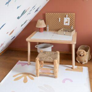 Kinderzimmer mit Bodenschutzmatte, rutschfest und wasserdicht, in Pastellfarben.
