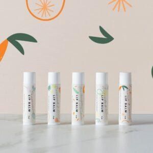 Pflegender Lippenbalsam mit Minzextrakt in weißer Verpackung.