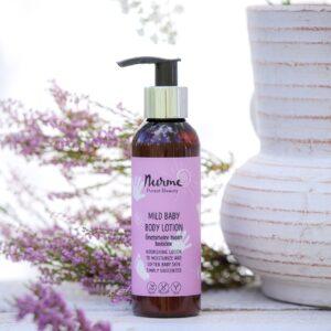 Milde Baby Bodylotion in braunem Flaschen mit Pumpspender vor weißem Hintergrund.