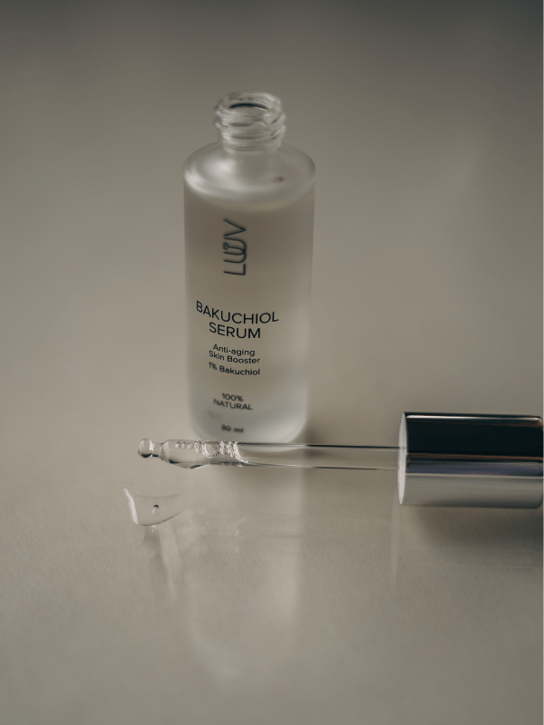 Anti-Aging Bakuchiol Serum in Glasflasche mit Pipette auf weißem Hintergrund.