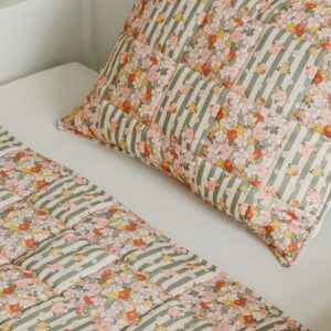 Buntes Patchwork-Set aus Baumwolle für Bett und Kissen.
